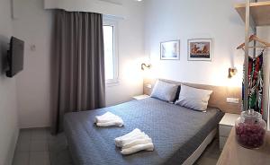 Ένα ή περισσότερα κρεβάτια σε δωμάτιο στο 1BR Renovated Apartment By the Sea