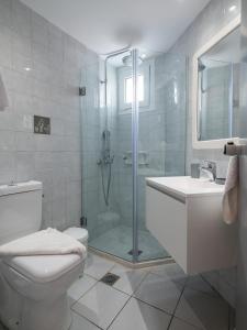 Ένα μπάνιο στο 1BR Renovated Apartment By the Sea