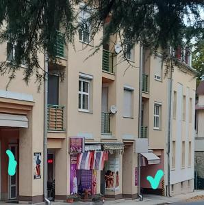 ein Gebäude mit Kleidung, die davor hängt in der Unterkunft Favorite apartment in Hévíz