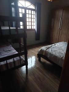 Ένα ή περισσότερα κρεβάτια σε δωμάτιο στο Desfrute no pedaço do paraíso - Recanto das Águas