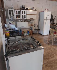 Η κουζίνα ή μικρή κουζίνα στο Desfrute no pedaço do paraíso - Recanto das Águas +13 φωτογραφίες