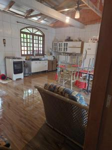 Η κουζίνα ή μικρή κουζίνα στο Desfrute no pedaço do paraíso - Recanto das Águas