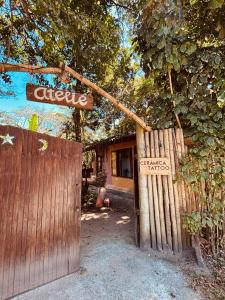 Ateliê Cultural Trancoso في ترانكوسو: بوابة خشبية عليها لافتة مكتوب عليها كسوف