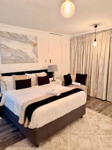 Ένα ή περισσότερα κρεβάτια σε δωμάτιο στο Cozy Urban Oasis in Hatfield +22 φωτογραφίες