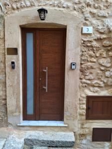 NaroCasa sul Corso的石头建筑一侧的木门