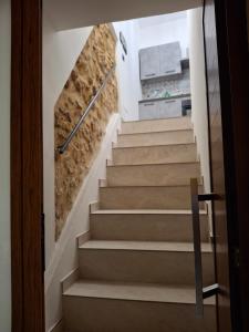 NaroCasa sul Corso的有楼梯的房子里的楼梯 更多4张照片