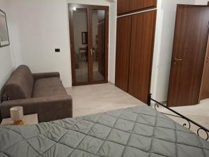 NaroCasa sul Corso的带床和沙发的客厅