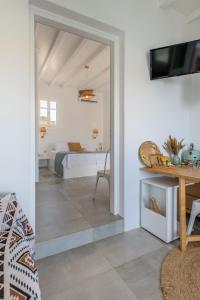 Μια τηλεόραση ή/και κέντρο ψυχαγωγίας στο Manolis And Filio Home -By The Sea