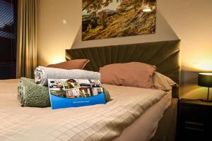 チェラドナーにあるApartment Čeladnáのベッドルーム1室(ベッド1台、本付)