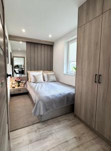 乌斯特龙Apartament z wanną z hydromasażem的一间卧室，配有一张大床和一扇窗户。 更多15张照片