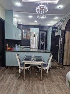 a kitchen with a table and chairs in a room at Appartement spacieux au centre-ville in Tetouan