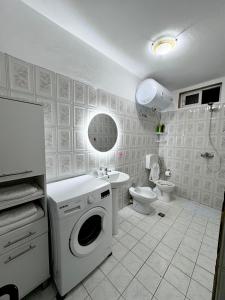 Koupelna v ubytování Tirana central guestroom + 5 fotografií