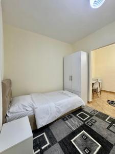 Postel nebo postele na pokoji v ubytování Tirana central guestroom