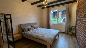 ein Schlafzimmer mit einem Bett und einem Fenster in der Unterkunft GORF House in Krapivnik