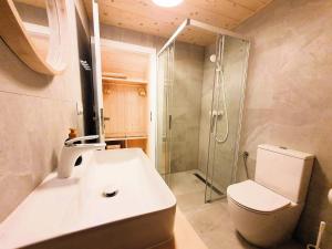 Ένα μπάνιο στο Eco-apartmány DOMA POD JAVOROM - Jacuzzi & MountainView