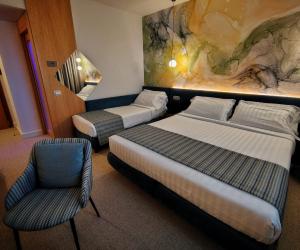 CastrocieloにあるHotel Liola'のベッド2台と椅子があるホテルの部屋 +63枚の写真