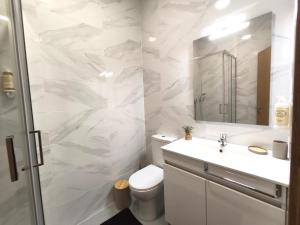 Koupelna v ubytování Misericórdia Rooms + 57 fotografií