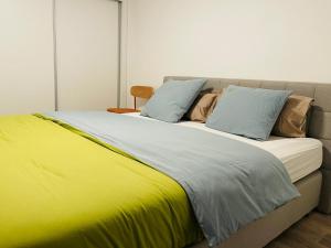 En eller flere senge i et værelse på Sunny Escape - Ponta do Sol - Vila Silva Downstairs