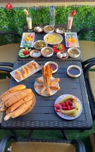Una mesa con un montón de comida encima en Silver Night Hotel, en El Cairo