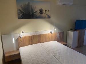 Postel nebo postele na pokoji v ubytování Hévíz Tavirózsa Apartman