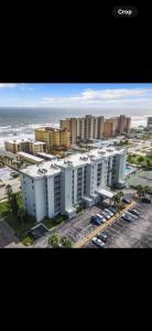 Ocean Terrace في Daytona Beach Shores: منظر للمدينة مع المباني والمحيط
