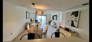 Ocean Terrace في Daytona Beach Shores: غرفة معيشة مع طاولة وغرفة طعام