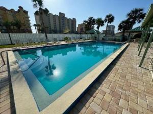Ocean Terrace في Daytona Beach Shores: مسبح ازرق كبير في المدينة