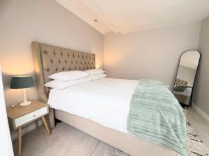 En eller flere senge i et værelse på Self Checkin - Luxury Tranquil Apartment in Guesthouse + 5 billeder