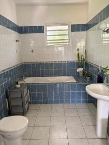 Ένα μπάνιο στο Villa Bwa Flè - maison vue mer à 5 mi de la plage