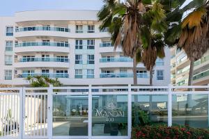 een blik op de voorkant van een gebouw bij Lindo Apto, Prédio beira mar c/ Piscina e Hidro in Cabo Frio