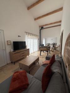 Una sala de estar con un sofá y un televisor. en Villa Nola, en Ventabren