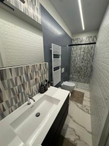 Ένα μπάνιο στο Porta Bari Rooms