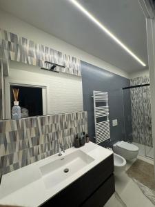 Ένα μπάνιο στο Porta Bari Rooms