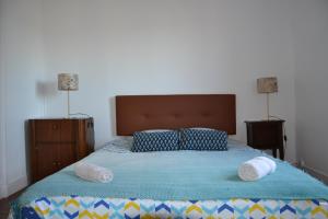 オーにあるLa Belle Aultoise, 4 chambres, WIFI, Vue mer, Baie de Sommeのタオルが敷かれたベッドのある寝室