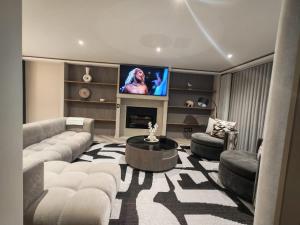 Μια τηλεόραση ή/και κέντρο ψυχαγωγίας στο Whale Rock Height Estate