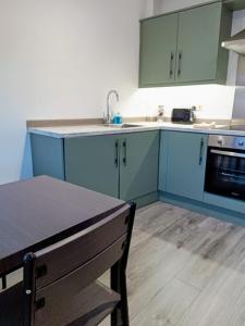 Η κουζίνα ή μικρή κουζίνα στο Modern 1 Bedroom Apt 1 near City Centre Parking +2 φωτογραφίες