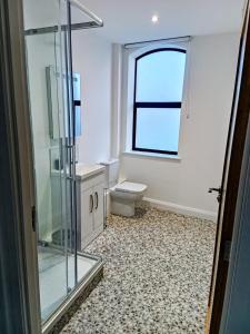 Ένα μπάνιο στο Modern 1 Bedroom Apt 1 near City Centre Parking