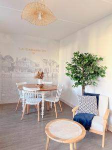 ein Esszimmer mit Tisch und Stühlen in der Unterkunft La Cabane 21, Andernos-Les-Bains in Andernos-les-Bains