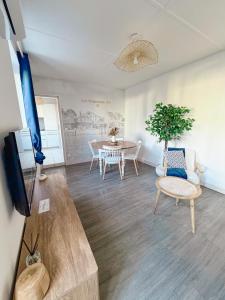 ein Wohnzimmer mit einem Tisch und ein Esszimmer in der Unterkunft La Cabane 21, Andernos-Les-Bains in Andernos-les-Bains + 12 Fotos