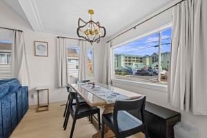 una sala da pranzo con tavolo, sedie e una finestra di Seaside Getaway A a Seaside
