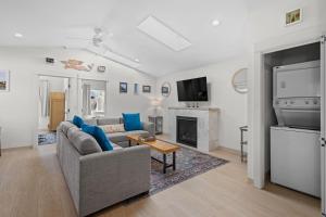 un soggiorno con divano e camino di Seaside Getaway A a Seaside