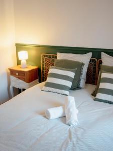 ein Schlafzimmer mit einem Bett, auf dem zwei Handtücher liegen in der Unterkunft La Cabane 21, Andernos-Les-Bains in Andernos-les-Bains