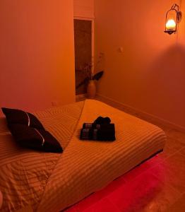 un dormitorio con una cama con dos almohadas. en César Room - Appartement style grec 2-3 pers, parking, marché de Noël, en Obernai