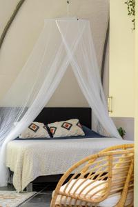 Postel nebo postele na pokoji v ubytování Unique private guesthouse 'The Iglo'