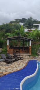 富萨加苏加Finca Campestre Rancho Alegre的带椅子和凉亭的游泳池