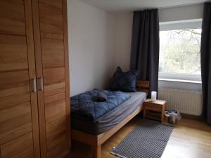a small bedroom with a bed and a window at Ferienwohnung "Tilda" auf Hof Elseblick in Bünde