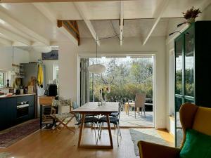 TV a/nebo společenská místnost v ubytování Skønt Tiny House Med Udsigt Til Åen