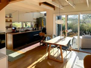 Kuchyň nebo kuchyňský kout v ubytování Skønt Tiny House Med Udsigt Til Åen