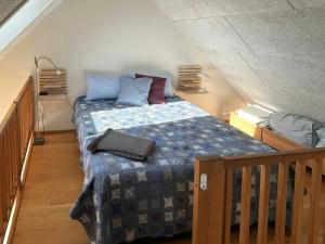 Postel nebo postele na pokoji v ubytování Skønt Tiny House Med Udsigt Til Åen