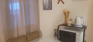 uma sala com um micro-ondas e uma cadeira em uma sala em 4 Mares em Punta del Este